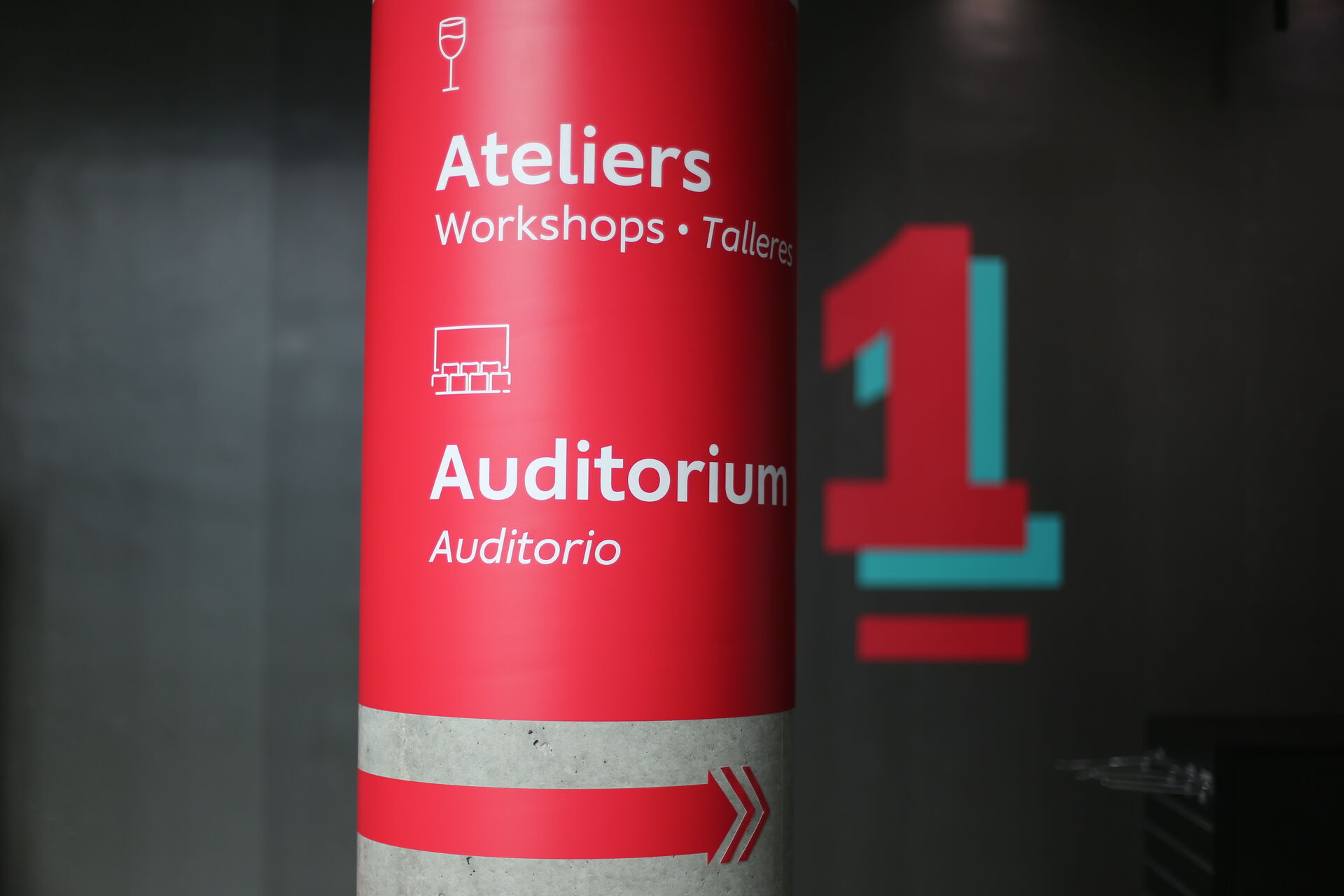 Signalétique Cité du Vin et des civilisations à Bordeaux