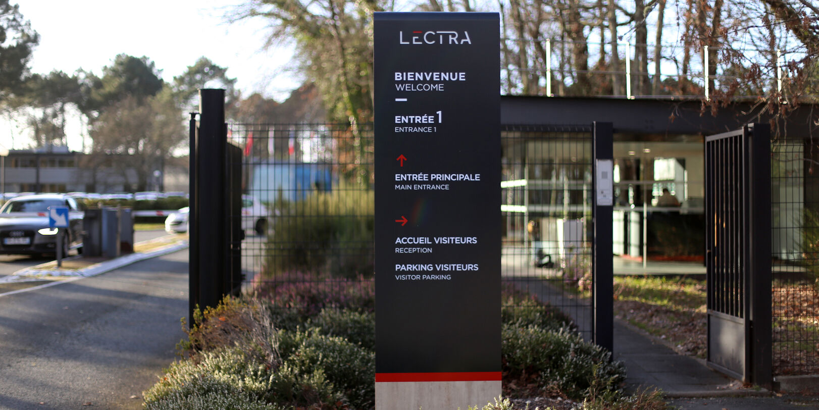 Signalétique extérieure et accueil du site Lectra, design graphique et orientation des visiteurs conçus par l’agence Félix assoc
