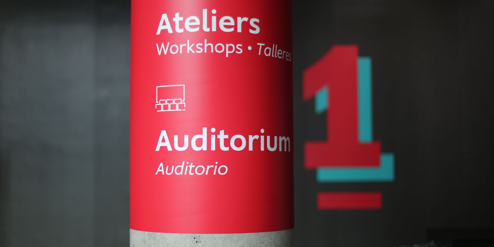 Signalétique intérieure de la Cité du Vin, conception du design graphique et du parcours visiteurs par l’agence Félix & Asso