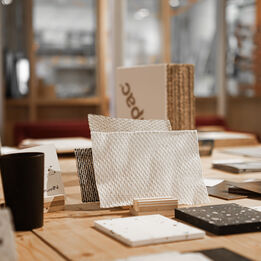 Sélection et comparaison de matériaux au sein de la matériauthèque de l’agence de design Félix et associés