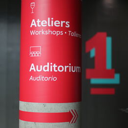 Signalétique et parcours de visite à la Cité du Vin Bordeaux