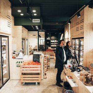 Design d'espace d'une épicerie de quartier à Bordeaux